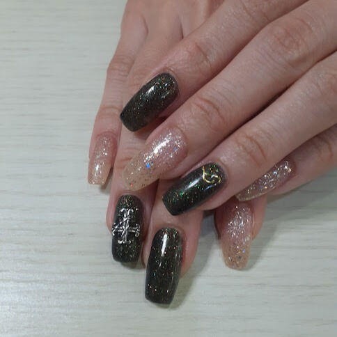 アツいネイルデザインでファンの心を掴むネイルサロン🎸💅✨ 推