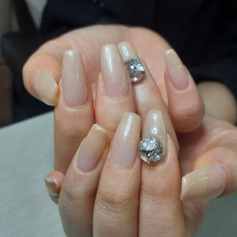 新しいネイルデザインで一日を華やかにしませんか？💅✨シンプル